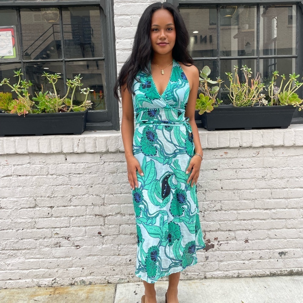 Beautiful linen wrap dress
Fits size small to large / model wears size small